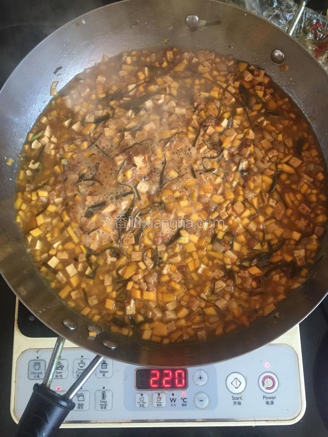 倒入水后的样子，此时加入排骨粉。大火把菜都煮熟即可。哨子面的卤子就好了。