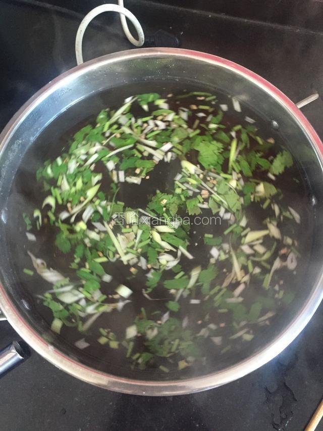 接着是做哨子面里浇的汤水。倒半锅肉汤，里面兑些水，然后把葱姜蒜沫，香菜沫，鸡精，胡椒粉，排骨粉，酱油，盐都放进去，加以搅拌即可。(可放些紫菜，虾米皮进去也可)（也可以在给面条浇汤的时候放香菜，这样更有味道）