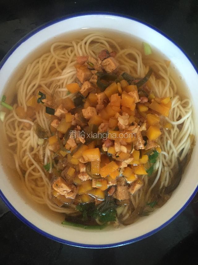 一碗香喷喷的哨子面就出锅了。