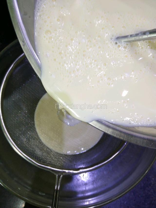 此刻蛋挞液搅拌好了 然后呢 过滤