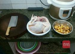 栗子煲老鸡的做法图解1