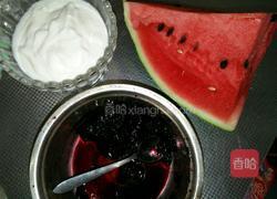 西瓜蓝莓酸奶的做法图解1