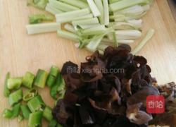 肉片炒芹菜木耳的做法图解2