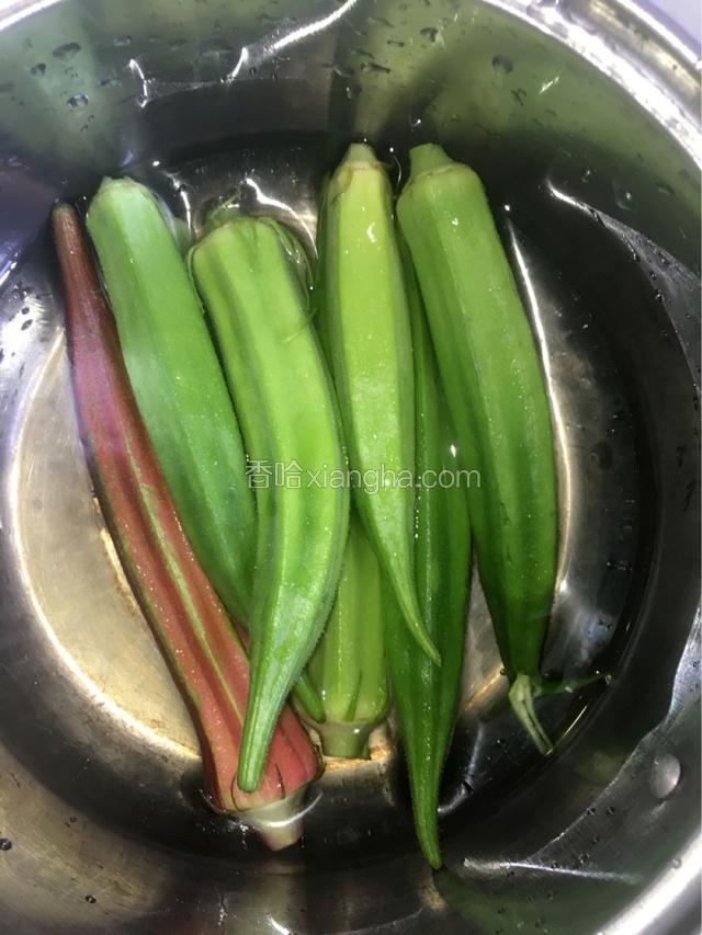 秋葵洗净，放沸水中焯熟备用，焯水时加入少许食用油和盐，可保持秋葵颜色翠绿。