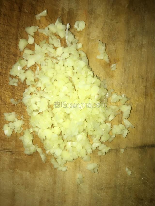蒜瓣切末备用。