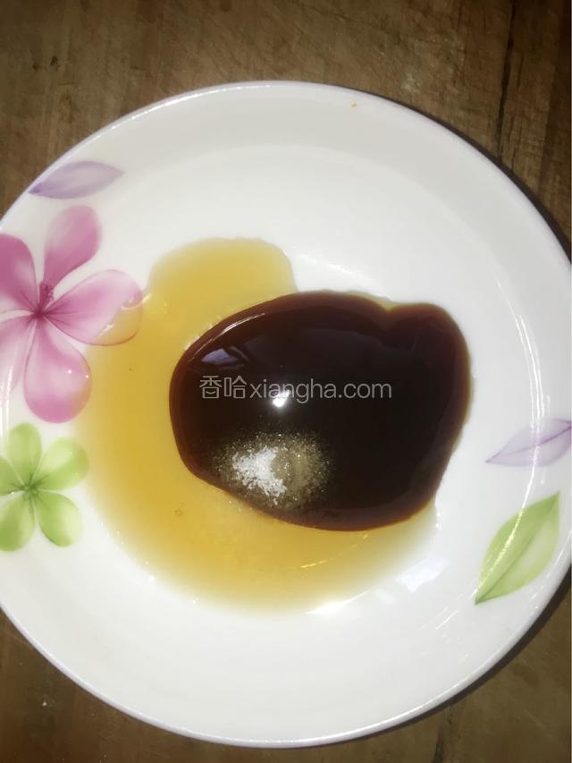 准备蚝油，盐，麻油。