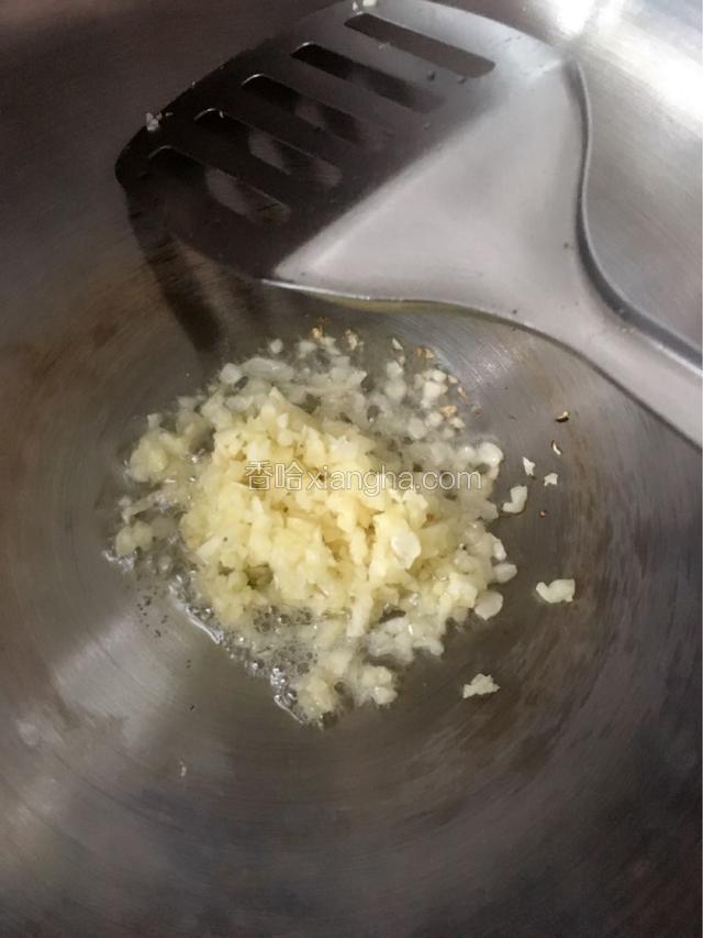 冷锅下油，并下蒜末煸炒出香。