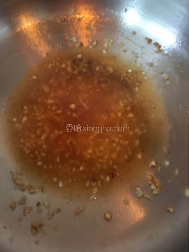 下调味料继续煸炒并加入少许水。