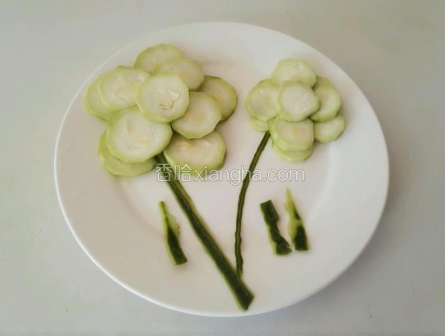切片如图置盘摆花形状,丝瓜皮摆花径