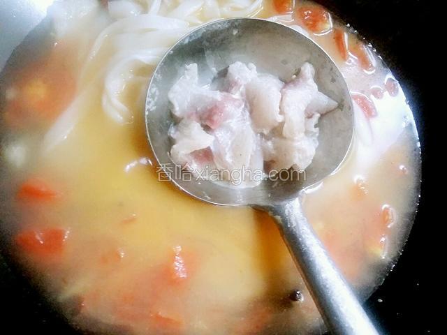 五分钟后，汤汁变少许浓稠变白时，味道也就熬出来了，把米粉和浆制好的鱼片一同下锅，再调大火煮开，鱼片变白时调微火