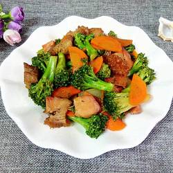 烧肉炒西兰花的做法[图]