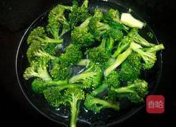 烧肉炒西兰花的做法图解3