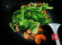 烧肉炒西兰花的做法图解5
