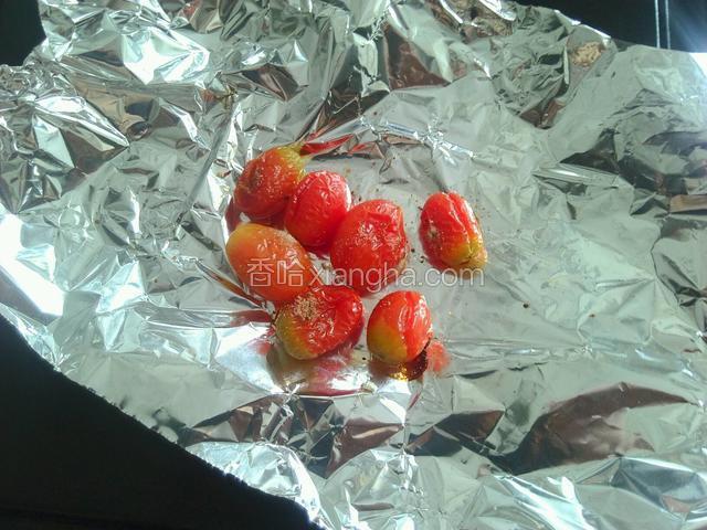 这是烤好的圣女果（烤的时候撒上盐和黑胡椒）