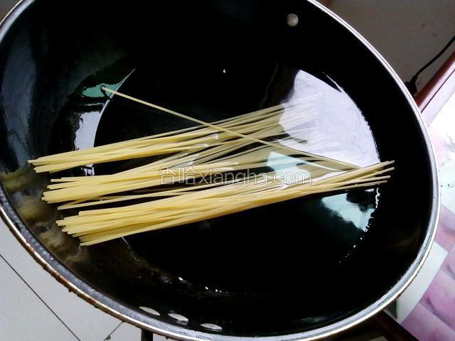 锅内放入适量的凉水把意大利面放进去煮软，煮熟。（用手指掐断面条没有白心就是煮好了）