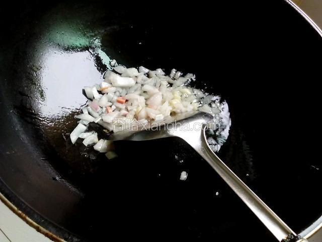 锅内放进适量的油开中火烧至七分热把蒜末和洋葱倒进去炒出香味
