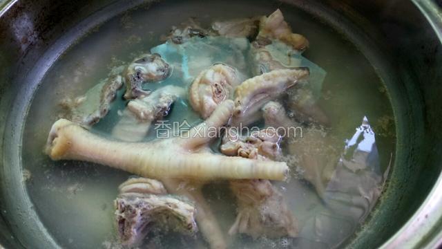 煮开一会儿之后关火，倒掉汤水，鸡肉洗净