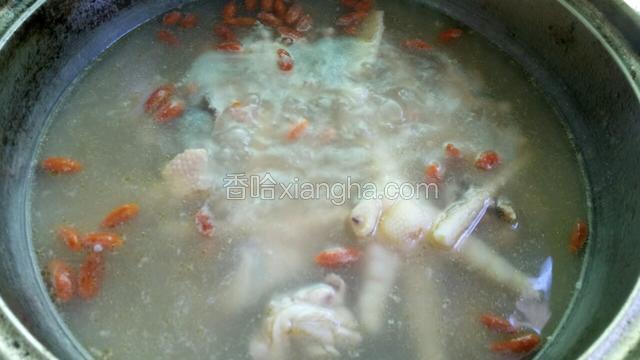 十分钟左右后加入适量盐味精调味