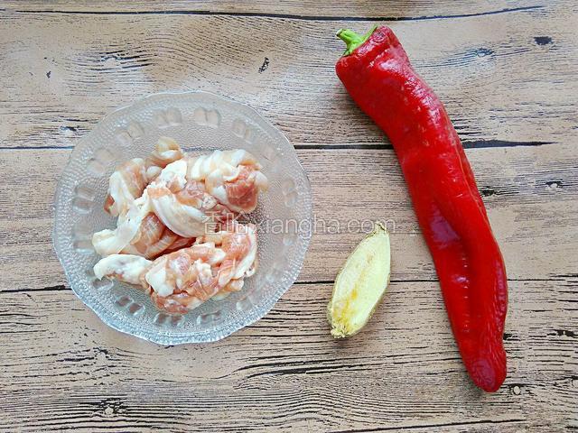 红辣椒，五花肉，生姜。