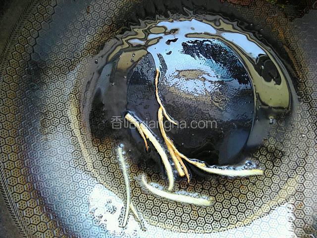 起锅，加适量油，油温六成，加姜丝爆香。