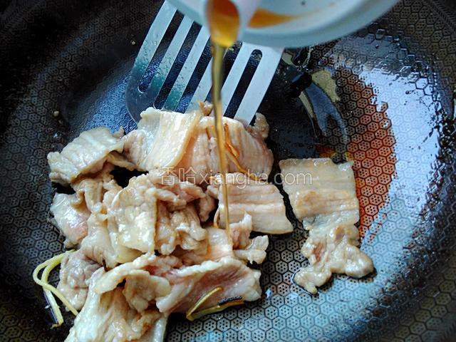炒至五花肉变色，加一勺料酒。