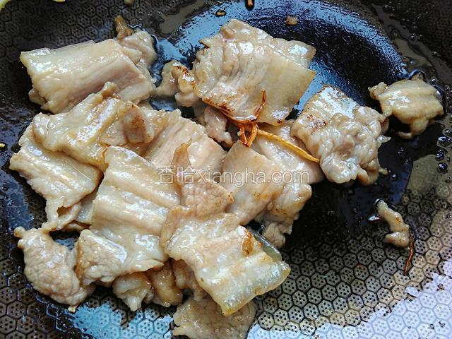 继续翻炒至五花肉出香味，肉皮微焦。