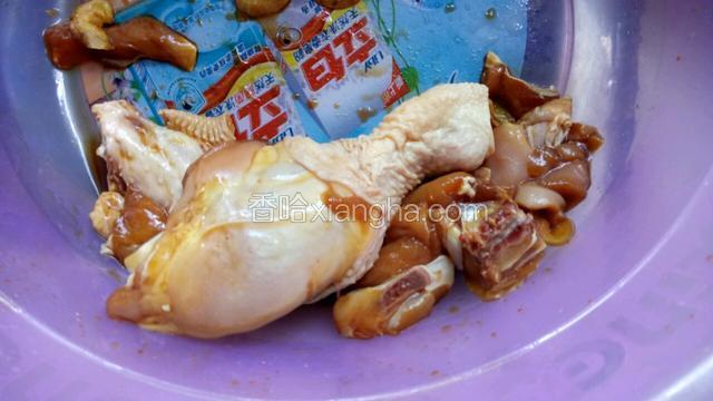 鸡肉剁块，也可以不剁，整个腌制，主要是我的荷叶是比较小张的，里面放入盐味精和酱油姜蒜 少量胡椒粉和芝麻油腌制半小时以上。