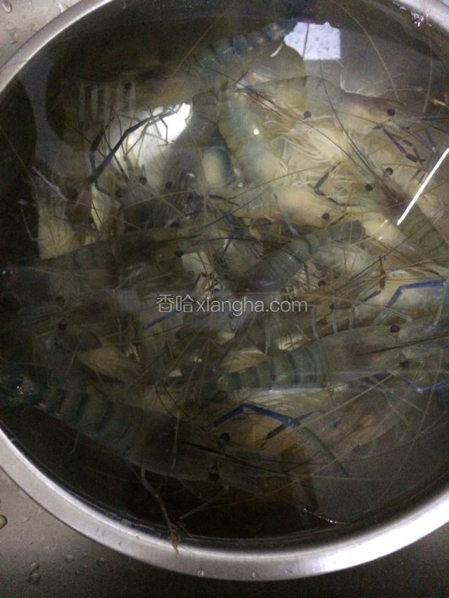 准备鲜活的大虾，清水洗干净