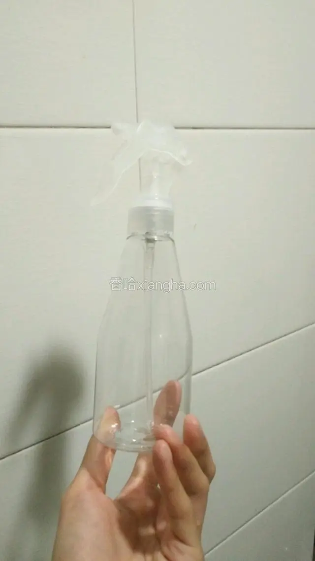 准备一个这样的喷水壶，月饼进入烤箱前一分钟要喷点水在月饼表面