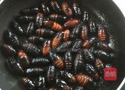 炒蚕蛹的做法图解2