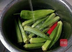 青红辣椒煸秋葵的做法图解2