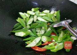 青红辣椒煸秋葵的做法图解7