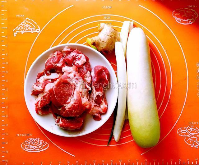 准备食材：羊肉萝卜葱姜
