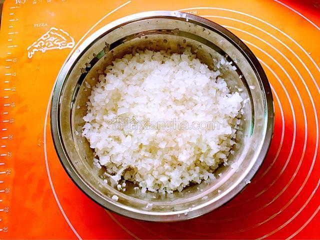 用开水淖一下捞出控水后冷凉剁碎，先用芝麻油拌一下