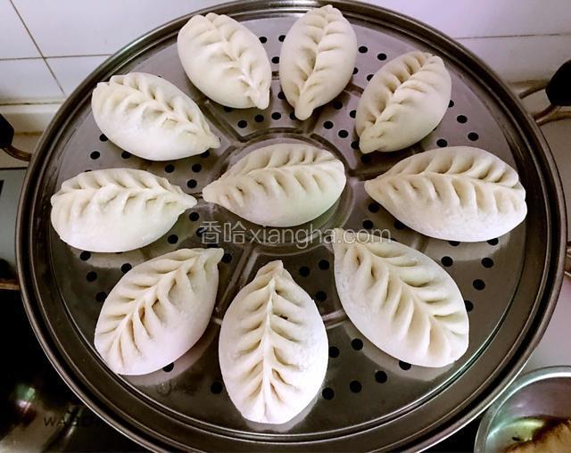 醒发20分钟后上锅蒸，屉上摸些油以防粘锅