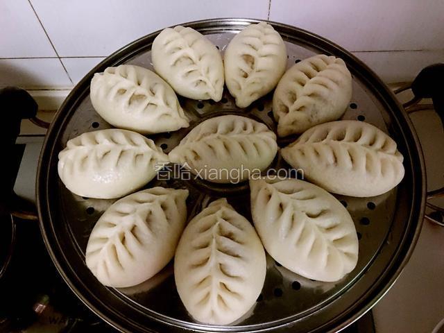 开锅后再蒸20分钟关火，捂5分钟掀锅，热腾腾香喷喷的包子就出锅了