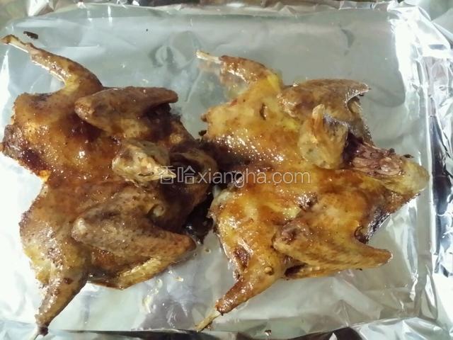 将烤箱预热5分钟。把乳鸽放进铺有铝箔纸的烤盘里，并再乳鸽身上用油刷蘸油刷一遍。