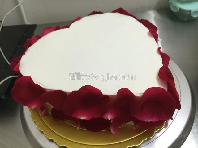 玫瑰花.去叶子和刺.稍微用水冲洗一下、轻轻拔下花瓣、粘贴在蛋糕边缘、占满即可