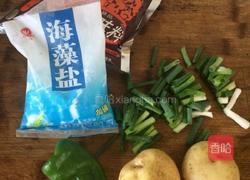 土豆炒辣椒的做法图解1