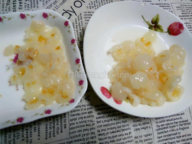 荔枝去壳和子，取出果肉，分成两份，（把肉厚的的切成小块）