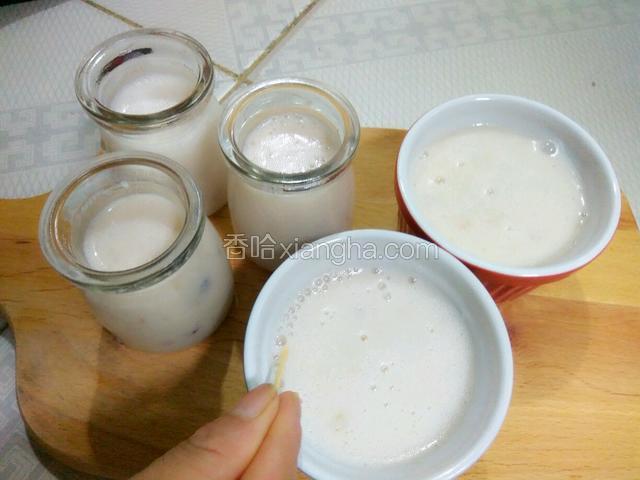 装进布碗，把泡泡用牙签去掉，盖上盖子，放进冰箱冷藏三至四个小时，