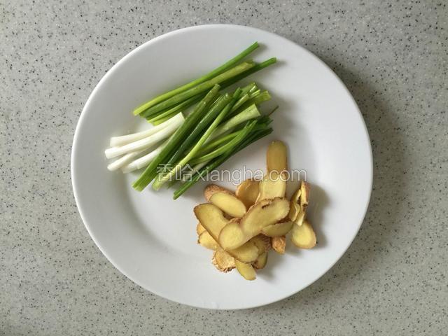 香葱切段，生姜切片备用。