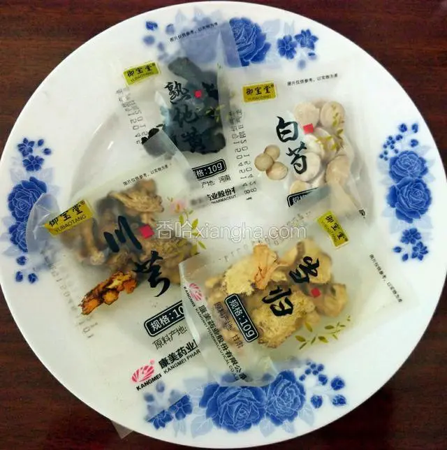 准备好四物汤料一副，包括当归，川芎，白芍，熟地黄各10克