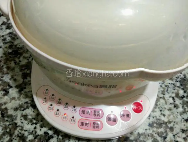 炖锅也加适量的水，放入锅胆，上电定时炖煮4个小时