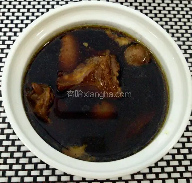时间到了加点盐调味出锅，茶包袋的四物汤料就可以捞出不要咯，其他的都可以吃的