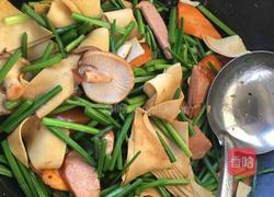 韭菜苔杂炒的做法图解3