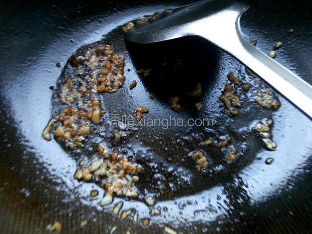 快速淋入少许生抽，耗油，搅拌均匀关火