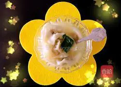 Illustration of how to make shrimp and parsley wontons 21