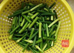 蒜薹五花肉的做法图解2