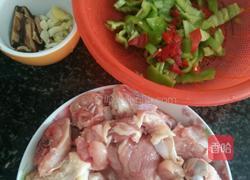 青椒辣子鸡的做法图解1